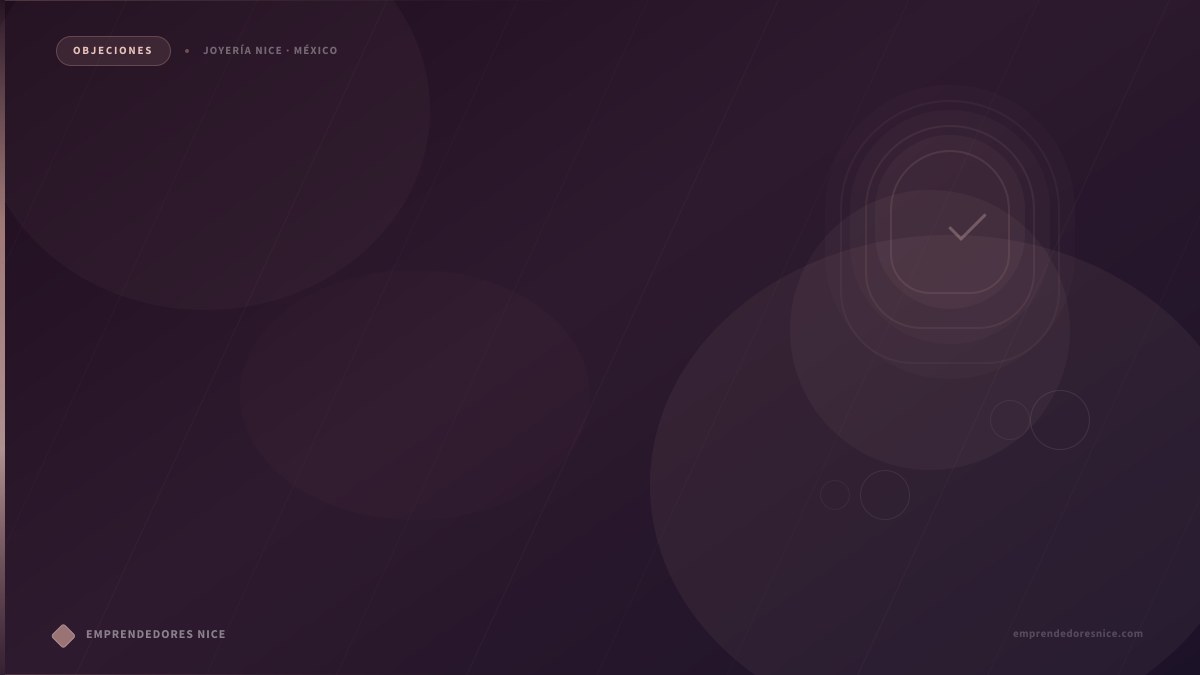 Mujer mostrando joyería Nice a clientas, demostrando que vender no es difícil