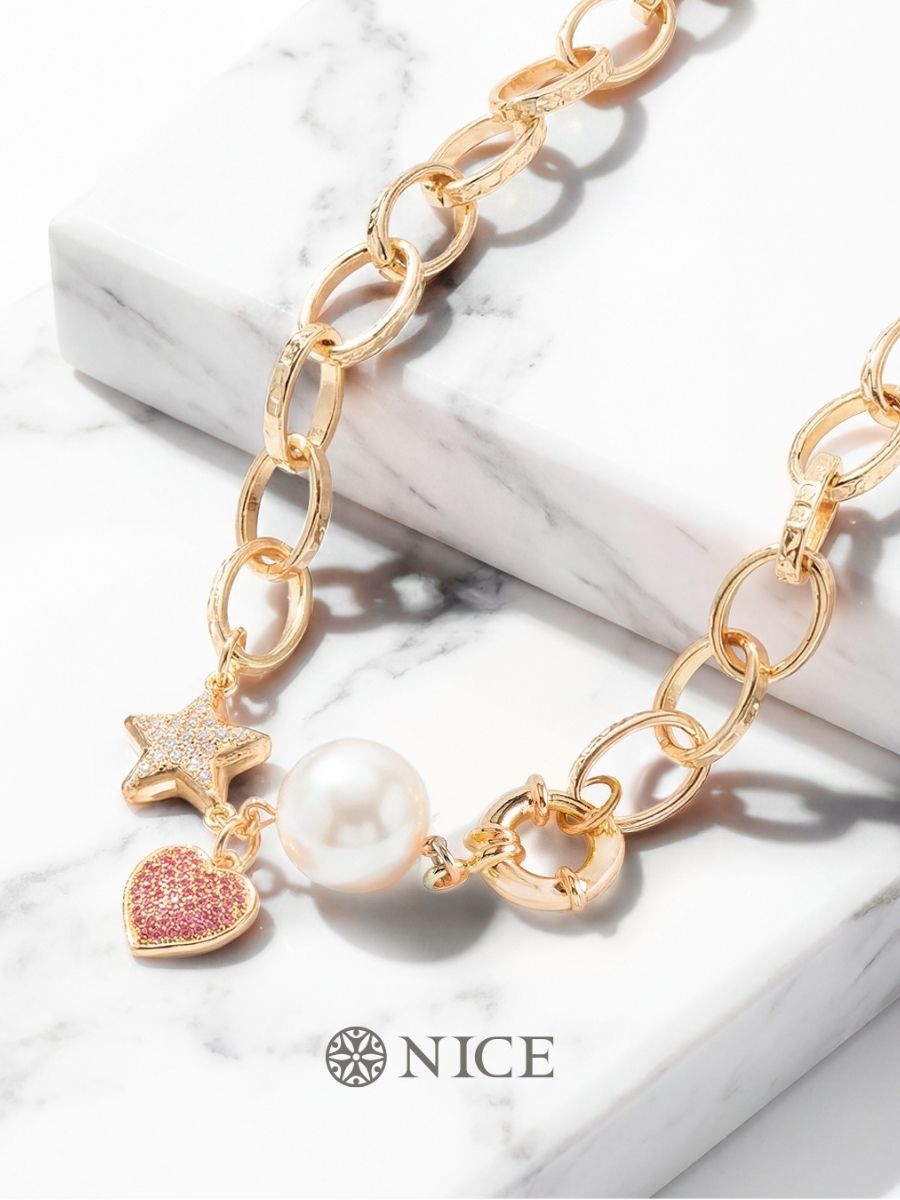 Collar de eslabones con dijes de NICE
